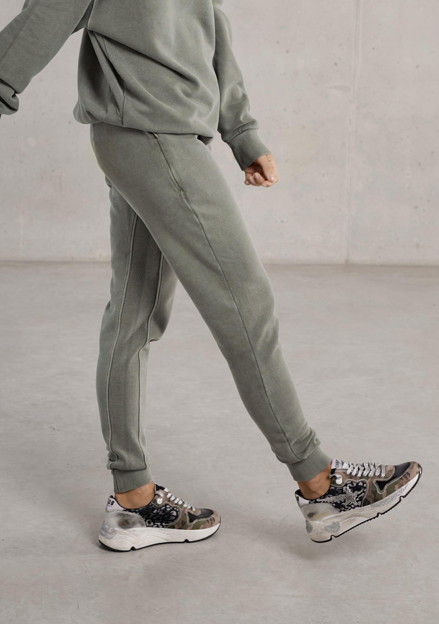 ayms-modern-luxury-activewear-2023-matar-menkar-ay0321010106020300-hoodie-merga-ay0321010107000300-jogger-oil-green-unisex-women-side.-right-detail-new-athleisure-authentic-supima-cotton-sweat